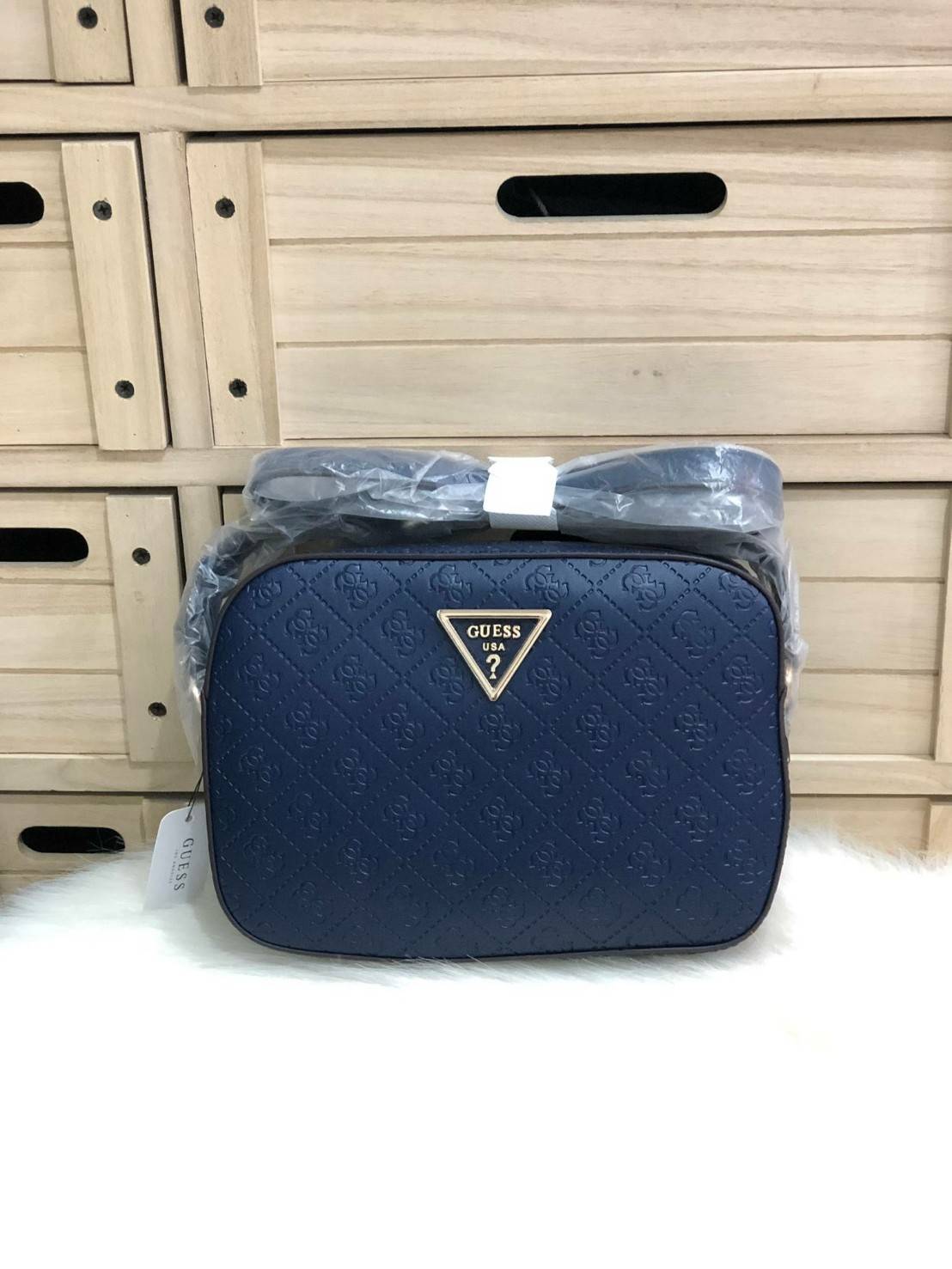 GUESS KAMRYN TOP ZIP CROSSBODY BAG กระเป๋าสะพายทรงน่ารัก จาก GUESS วัสดุหนัง pu ปั้มลายสวยอยู่ทรงขนาดกำลังดี น้ำหนักเบา ด้านหน้ามีโลโก้แบรนด์อะไหล่ทอง เปิดปิดด้วยซิปสะดวกใช้ ภายในมีโลโก้ และช่องเล็กใส่ของเป็นสัดส่วน สามารถใส่ไอแพดและกระเป๋าสตางค์ใบยาว และ