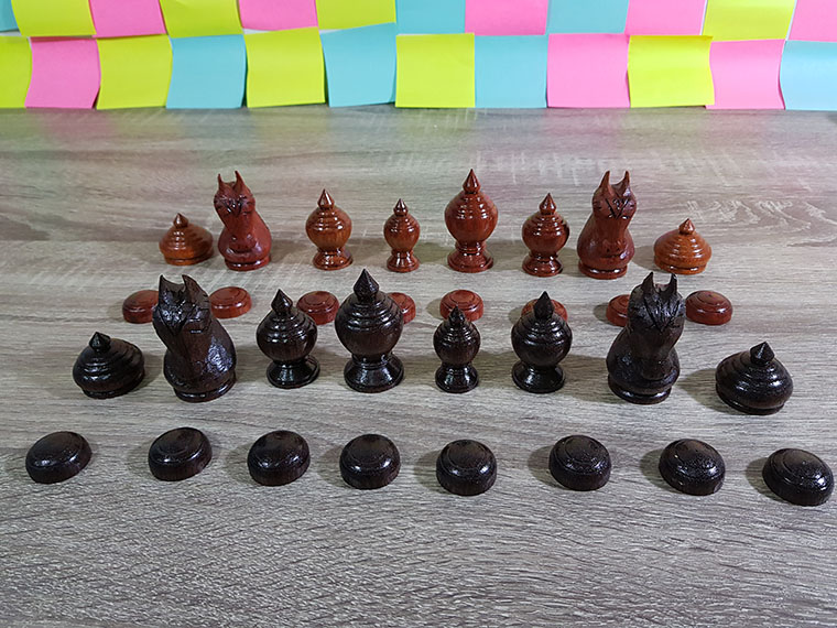 ตัวหมากรุกไม้มะขามและไม้แดงชุดพลราม (ขุนสูง 6cm.ฐาน 2.5cm.)