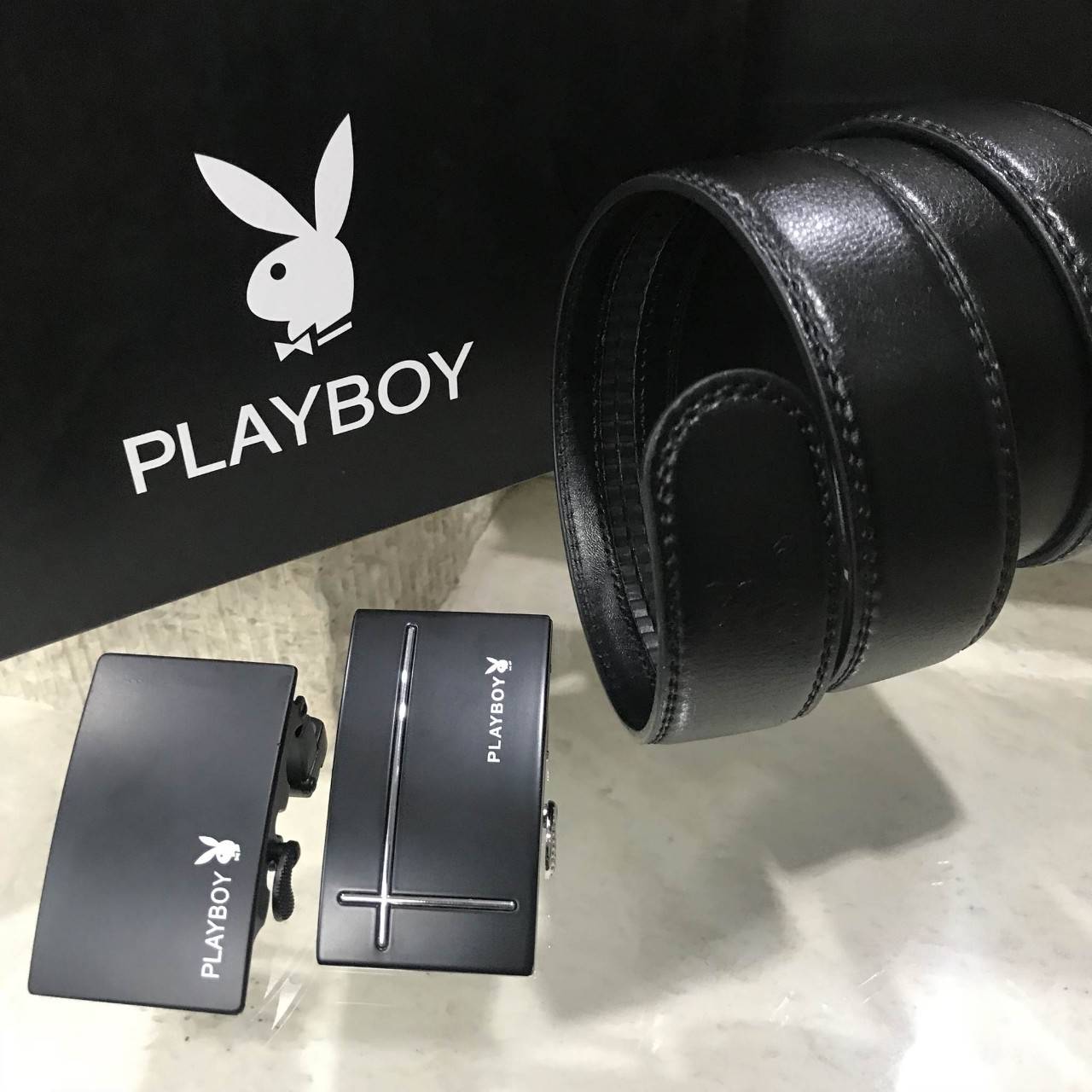 PLAYBOY REVERSIBER BELT VALUE PACK Value set & 2 in 1! Limited Edition จาก Playboy มีหัวเข็มขัดให้เลือกใช้ถึง 2 แบบ 2อสไตล์ สลับใช้ได้ ตามความเหมาะสม ปรับได้ Freesize มาพร้อมกล่องแบรนด์ จะใช้เองหรือมอบเป็นของขวัญก็แนะนำค่ะ