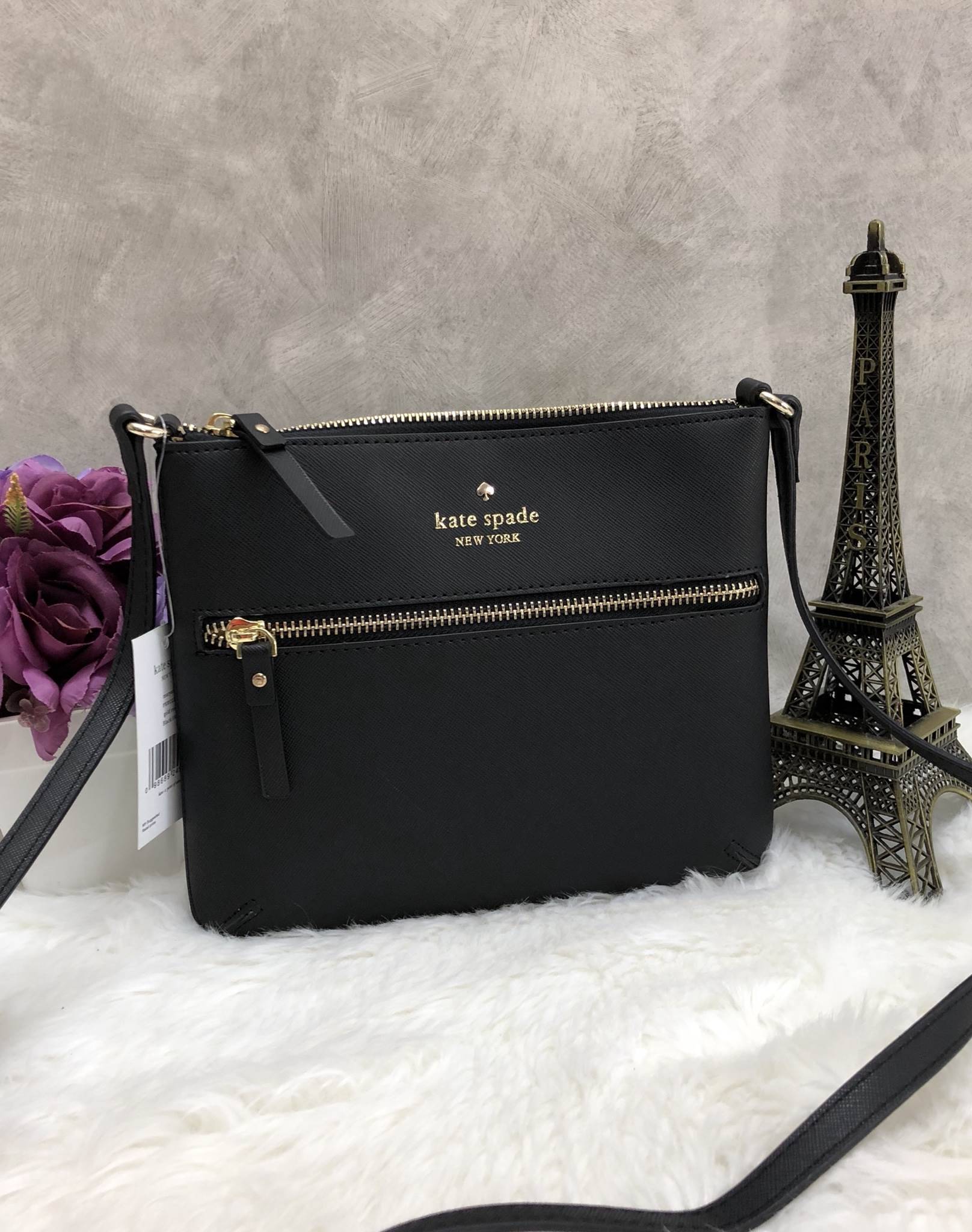 New Arrival Kate spade new york saffiano crossbody bag พร้อมส่งค่ะ!!! กระเป๋าสะพายแบบครอสบอร์ดี้ ลายหนังซาฟเฟียโน่ ทรงสวย ขนาดกำลังดีทีเดียวค่ะ ด้านหน้ามีหนึ่งช่องซิปสำหรับใส่มือถือหรือของจุกจิก เปิดปิดกระเป๋าช่องหลักแบบซิป ด้านในโล่ง ใส่ของจุพอประมาน มีช