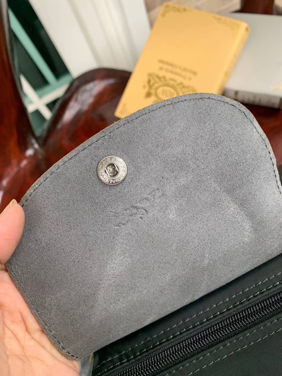 LONGCHAMP LE PLIAGE CLUB TRAVEL BAG กระเป๋าขนาดใหญ่สำหรับการเดินทาง เราเรียกที่นี้ว่า travelling bag รุ่นคลาสสิค มาพร้อมสายสะพายยาวที่ปรับและถอดออกได้ ความพิเศษของรุ่นนี้ที่ครองใจนักเดินทางทั่วโลก คือซิปรอบตรงกลางตัวกระเป๋า สามารถเปิดซิปเพื่อขยายขนาดและพั