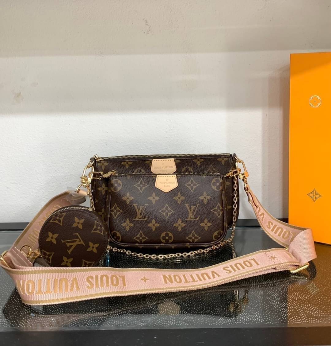 LV Multi Pochette Accessoires Monogram 3in1 เกรดออริจินอล กระเป๋าสะพายมัลติฟังก์ชั่น สุดฮอต สาวๆคลั่งกันหนักมาก ดีงาม ดีไซน์คลาสสิควินเทจ โดดเด่นด้วยดีเทลกระเป๋า 3 ใบ ขนาดกำลังสวย ประหยัดพื้นที่ เพราะเก็บแบบซ้อนใบด้านในได้ วัสดุหนังแคนวาส มาพร้อมสายคล้องโ
