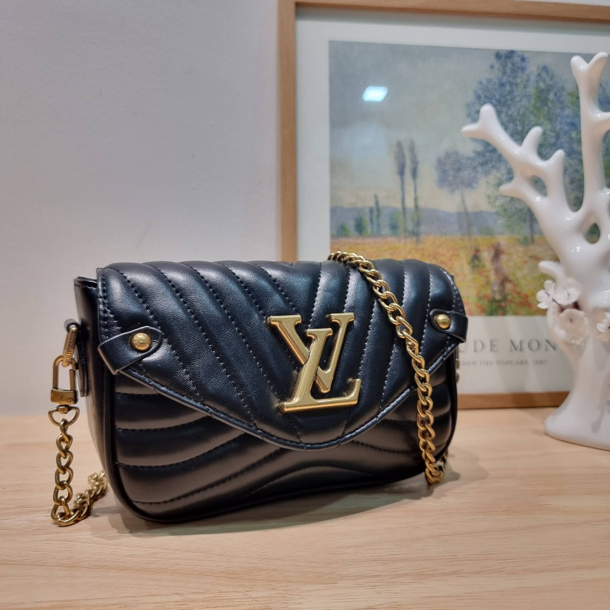 LV new wave pochette multi bag กระเป๋าสะพายมัลติฟังก์ชั่น มาพร้อม box set รับรองว่าดีงาม ลูกเล่นคลาสสิคผสานความวินเทจ มีสายสะพายให้ 2 เส้น และกระเป๋าใบลูก เล็กน่ารัก