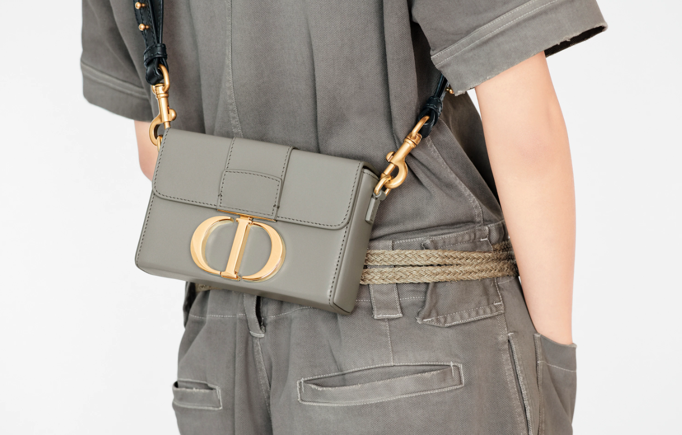 Dior 30 Montaigne Box Bag 7" / DIOR MINI BAG กระเป๋าสะพายดิออร์ เอกลักษณ์ของความหรู ไซส์มินิทรงสี่เหลี่ยมหนังเรียบสวยหรูอยู่ทรงเปิดปิดด้วยฝาปิดโลโก้แบรนด์อะไหล่ทอง ภายในโล่งมีโลโก้สามารถใส่มือถือของใช้จุกจิกได้ สายสะพายหนังยาวถอดได้ปรับระดับได้ สามาร