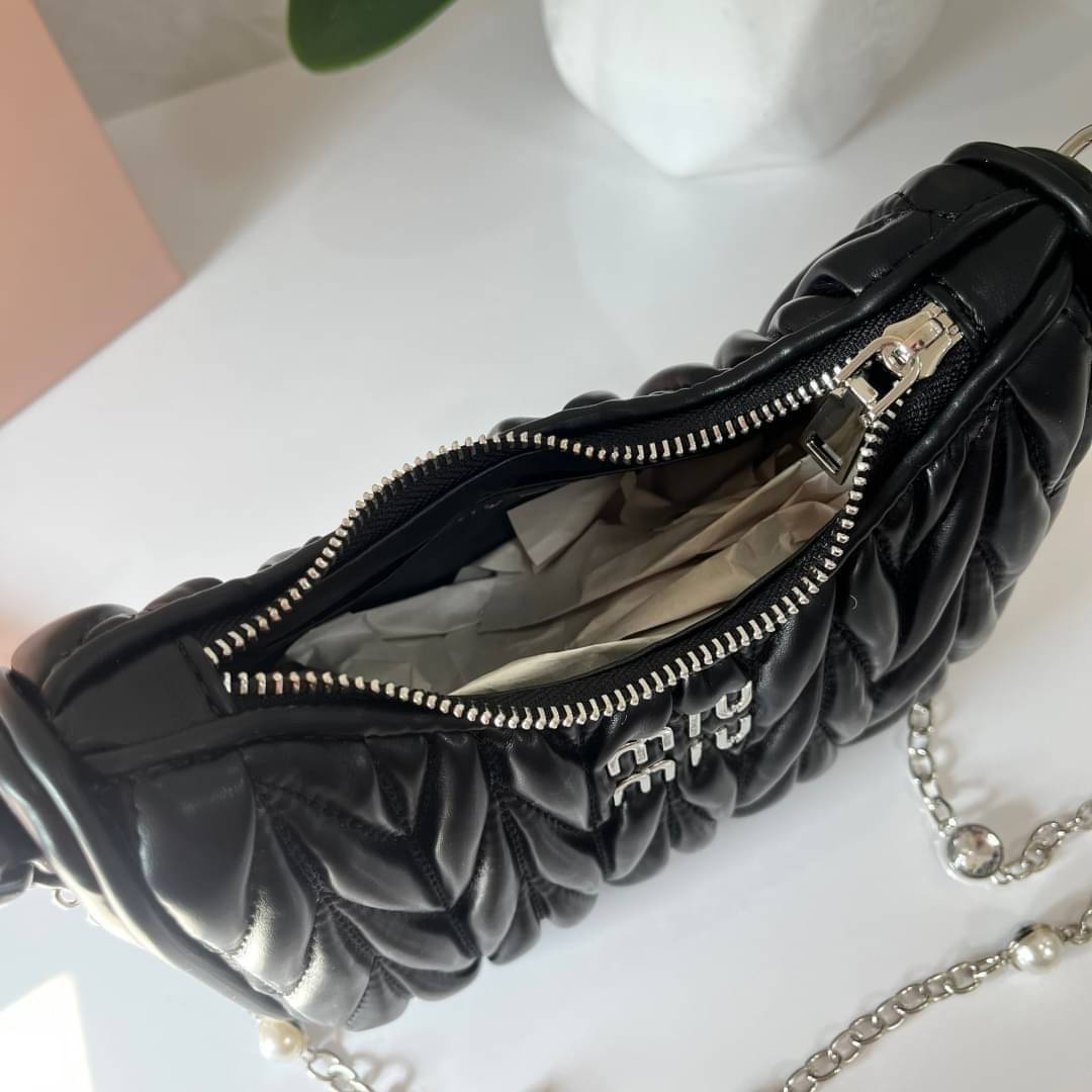 MIU MIU matelasse nappa leather shoulder bag กระเป๋าสะพายข้าง สายสะพายประดับไข่มุกและคริสตัล ให้ความละมุม ลุคคุณหนูน่ารักสุดๆคะ