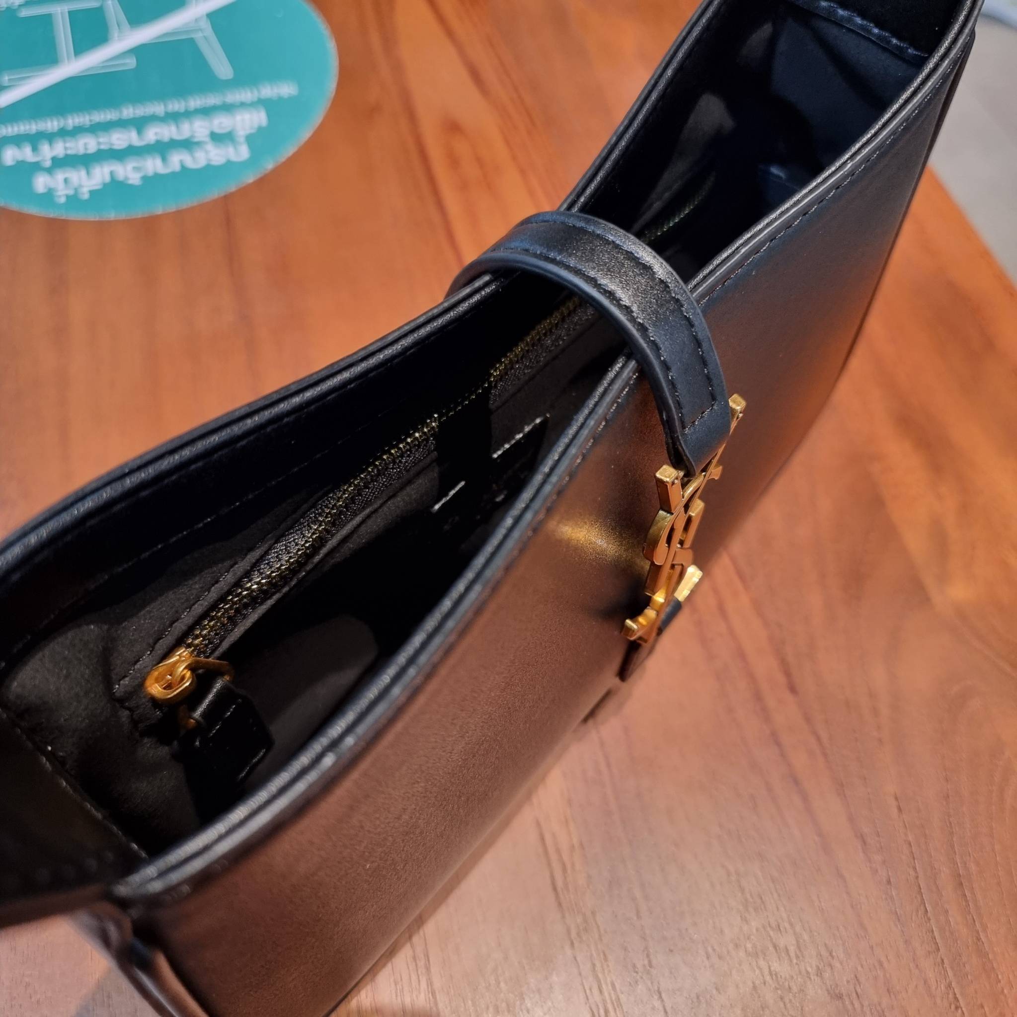 YSL LE 5 À 7 HOBO BAG IN SMOOTH LEATHER / Yves Saint laurent hobo bag กระเป๋าสะพายไหล่ ดีเทลหรู สวยครบทุกมุม ตอบโจทย์สาวๆทุกไลฟ์สไตล์ เพราะใช้งานได้ง่ายและสะดวก วัสดุหนังแท้ สัมผัสดีงาม น้ำหนักเบา ดูแพงที่สุด โดดเด่นด้วยโลโก้ สามารถเกี่ยวคล้องเพื่อล็อคปิด