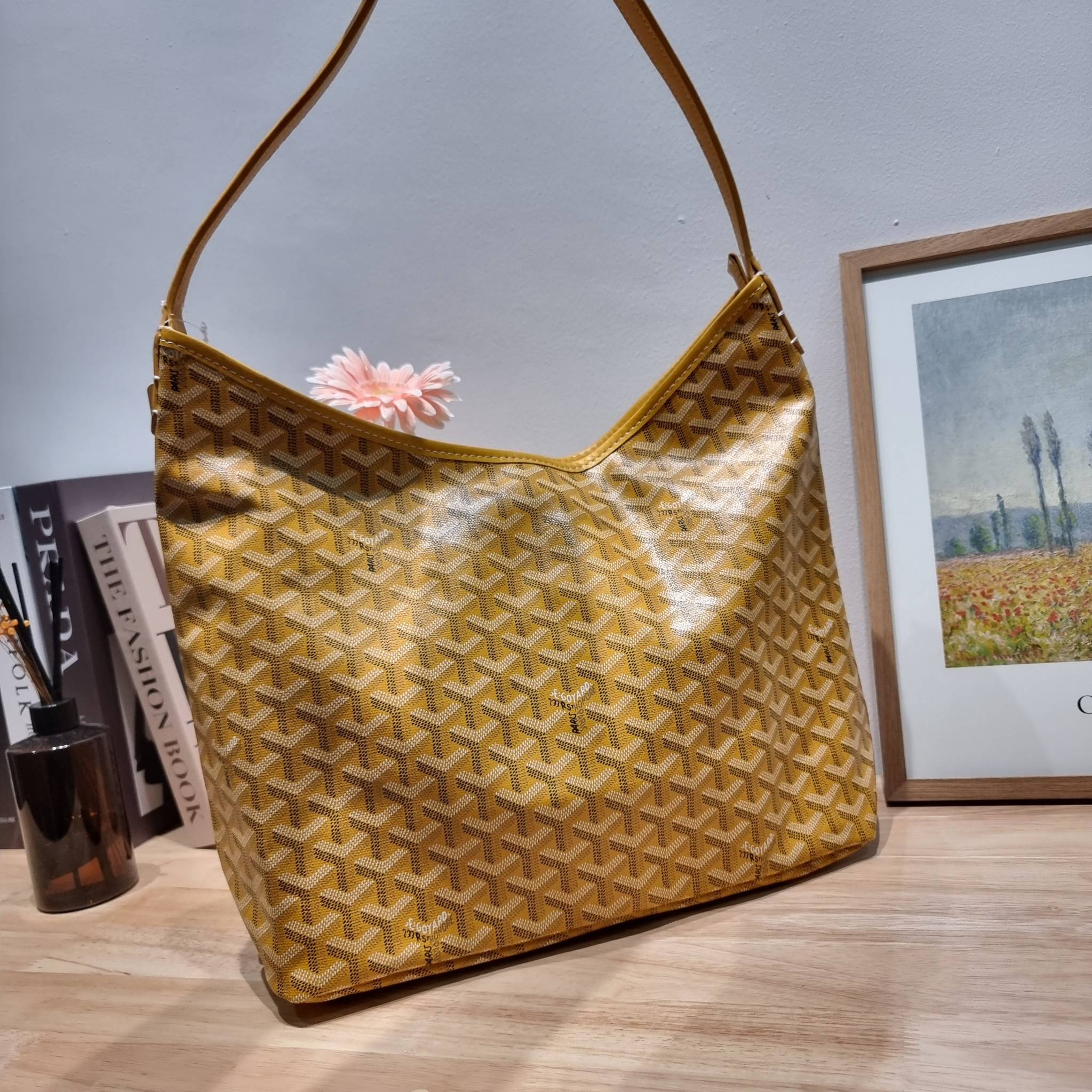 GOYARD BOHEME HOBO BAG / GOYARD HOBO กระเป๋าสะพายทรงโฮโบ ใบใหญ่จุใจ!! มาครบสีขายดี เลิศทุกสี รูปทรงคลาสสิค ดีไซน์เป็นเอกลักษณ์ วัสดุหนังแคนวาสพิมพ์ลายสวยคม ปากกระเป๋ามีซิปเปิด-ปิดกันของหล่นได้ ภายในโล่งกว้างมาก มาพร้อมสายคล้องในตัว ทนทาน สะพายสวยๆได้ทุกวั