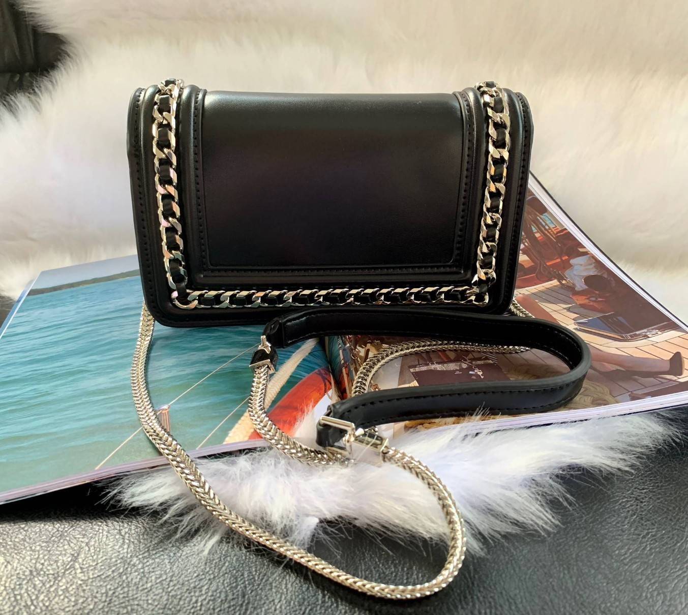 BEST SELLER! CHARLES & KEITH CHAIN DETAIL CROSSBODY BAG กระเป๋าสะพายทรงสี่เหลี่ยมรุ่นชนช็อปขนาดกำลังดีวัสดุหนังนิ่มเรียบประดับด้วยโซ่สีเงินด้านหน้าดูมีดีเทล เปิดปิดด้วยกระดุมแม่เหล็ก ภายในมีช่องใส่บัตรและช่องซิป มาพร้อมสายโซ่ต่อหนังถอดถือเป็นคลัชได้ ภาพถ่