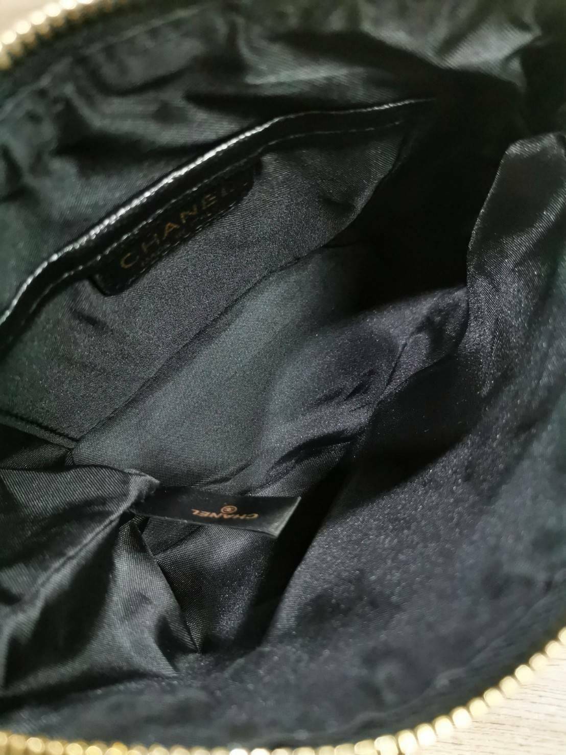 CHANEL Caviar Wristlet Crossbody Bag / Chanel Shoulder Bag With Chain กระเป๋าหนังลายเวียร์ปั๊มโลโก้แบรนด์ด้านหน้าสวยหรูดูแพง มาพร้อมจี้โลโก้แบรนด์ห้อยสีทองเก๋ๆน่ารัก