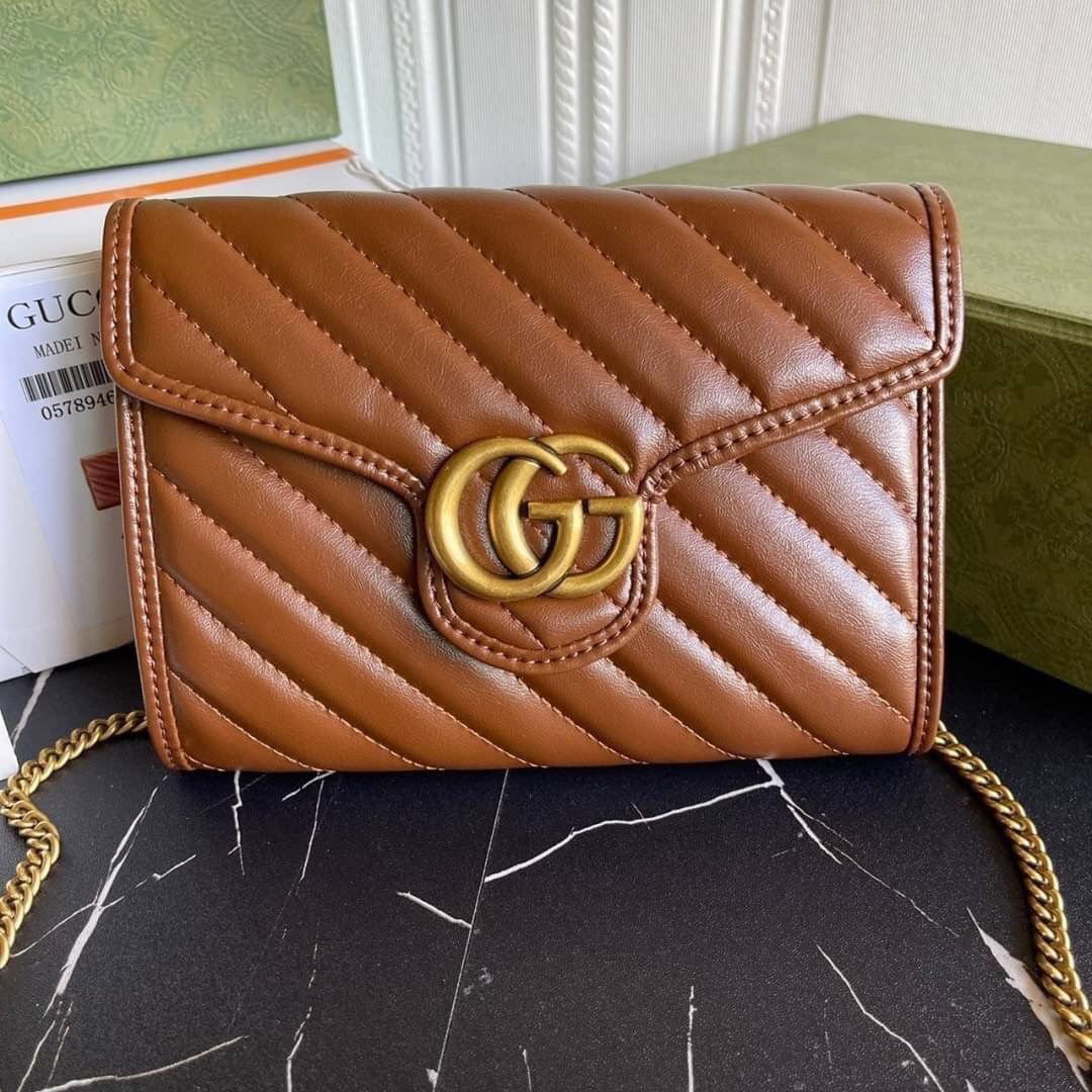 หนังแท้ GG Marmont matelassé mini bag พร้อมส่งที่ไทย GUCCI Wallet on Chain ภาพสินค้าถ่ายจากงานขายจริง รุ่นนี้หนังสวยมากค่ะ ละมุนที่สุด ใส่บัตร ใส่แบงค์ได้ รับรองว่าจะเป็นกระเป๋าที่จะหยิบใช้งานได้บ่อยๆ รับประกันความสวยปังค่าาา