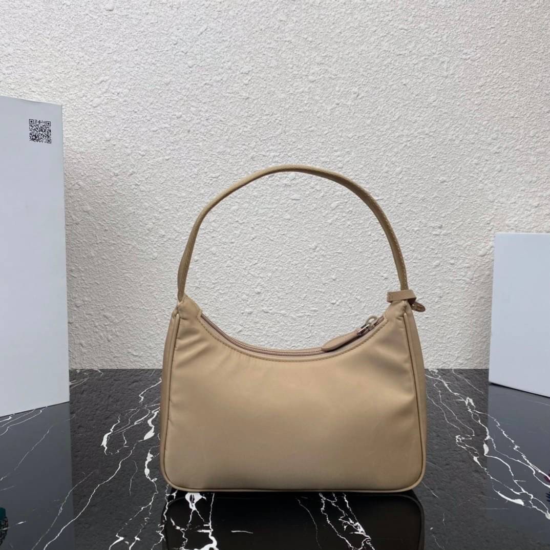 PRADA Nylon Mini Bag รุ่นใหม่แนะนำ!! พร้อมส่งครบ4สี รุ่นขายดีในตำนานค่ะ PRADA NYLON HANDBAGS ขนาดกะทัดรัด **อะไหล่เงิน วัสดุทำจากผ้าNylon อย่างหนา อยู่ทรง กันน้ำได้ หายห่วงคะ ด้านหน้ามีโลโก้แบรนด์ เปิดปิดด้วยซิป มาพร้อมสายผ้า ไม่สามา