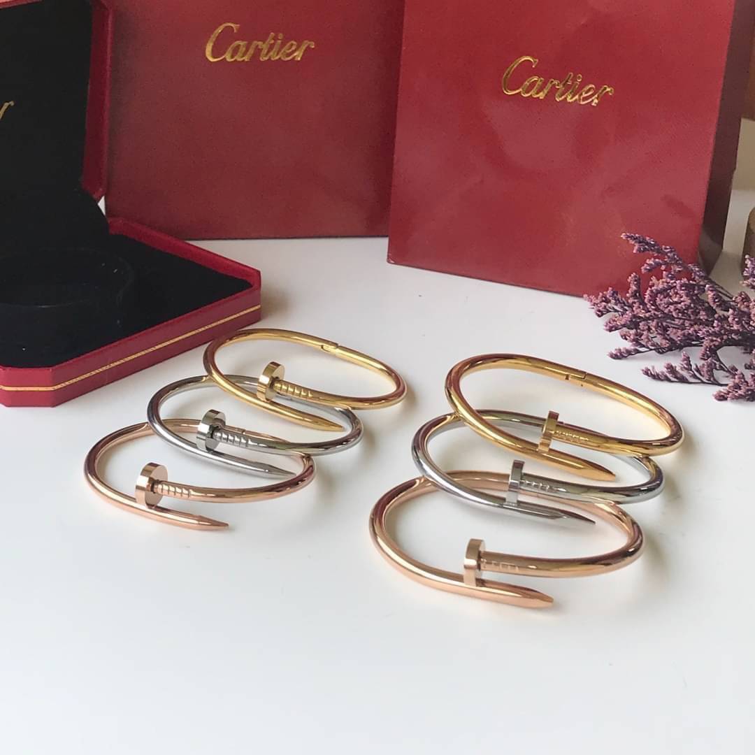 Cartier JUSTE UN CLOU EARRINGS กำไลข้อมือตะปู มี 2 แบบ มีเพชร/ไม่มีเพชร ภาพถ่ายจากงานจริง วัสดุโลหะเคลือบขึ้นเงาตามรูป งานปั้มครบตามรูปเลยค่ะ