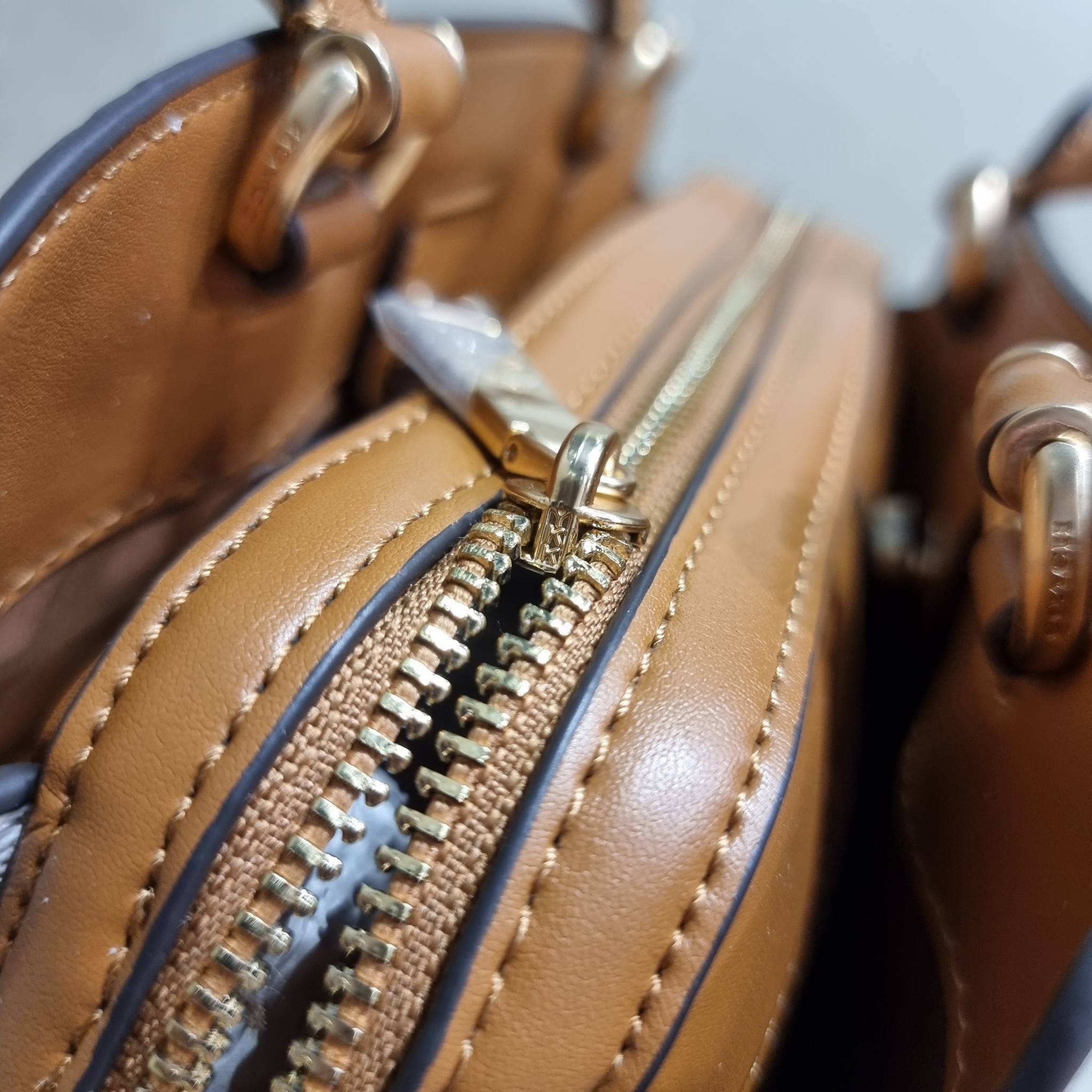 COACH C627 MINI LILLIE CARRYALL IN BLOCKED SIGNATURE CANVAS สีใหม่ล่าสุด กับรุ่นที่สุดของความขายดี คอลยอดฮิตโทนสีลูกคุณ!! กระเป๋าสะพายทรงสวย ที่ดีไซน์ออกมาให้ใช้งานง่าย สะดวก สวย หรู ดูดี!! วัสดุหนังแคนวาสเคลือบลาย มาพร้อมสายสะพายข้างและหูจับในตัว ถอดออกถ