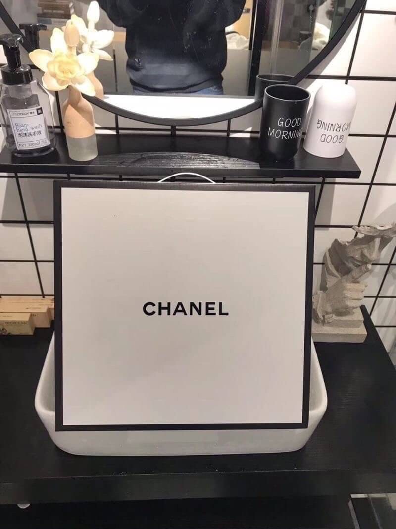 VIP GIFT 】Best Gift! Chanel Blanket พร้อมส่งไอเท็มแนะนำ ผ้าห่มนุ่มนิ่ม ขนปุยๆๆ สบายผิวมาก เนื้อผ้านิ่มฟูนุ่มใช้ได้ทุกโอกาส ขนาดกำลังดี พกพาสะดวก สามารถพกไว้ใช้ในรถ ใช้ในออฟฟิศได้ จะซื้อใช้เองหรือมอบเป็นของขวัญก็ดูดีพร้อมส่งที่ไทย ราคาสุดคุ้มไม่ต้องรอพรีฯ