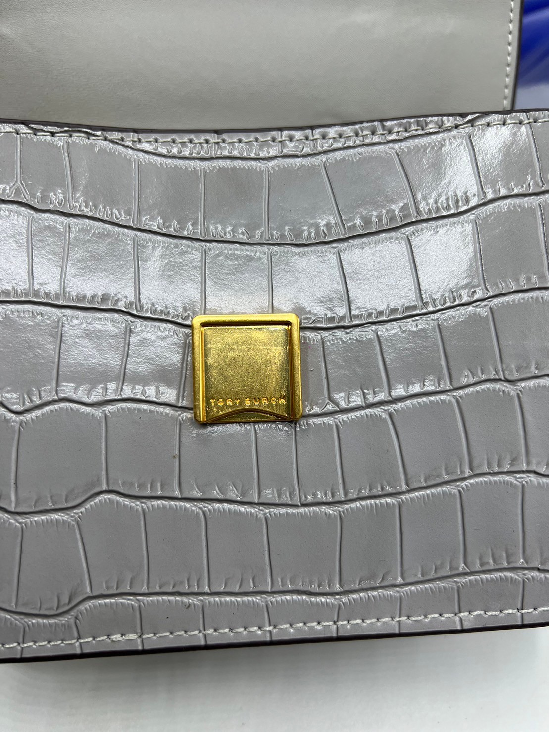 6 สี Tory Burch Croc Eleanor Small Bag / TORY BURCH ELEANOR CROC EMBOSSED LEATHER กระเป๋าสะพายหนังพิมพ์ลายจระเข้ ดีไซน์หรูหรา โด่นเด่นด้วยโลโก้แบรนด์อะไหล่ด้านหน้า และสายสะพายโลหะสีทอง