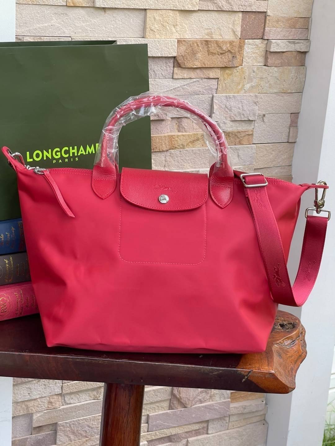 8สี พร้อมส่ง Longchamp LE PLIAGE NÉO TOP HANDLE BAG (medium size) อีกหนึ่งรุ่นยอดนิยม ที่สาวๆ ต้องมีไว้เก็บไว้สักใบ กระเป๋าโท้ทใบนี้ มาพร้อมกับสีที่มีสไตล์เรียบง่าย มีสายสะพายยาวปรับสั้นยาวได้ช่วยให้คุณสามารถสะพายไหล่ได้อย่างสบาย ในตัวสายปักโลโก้อันเป็นสั