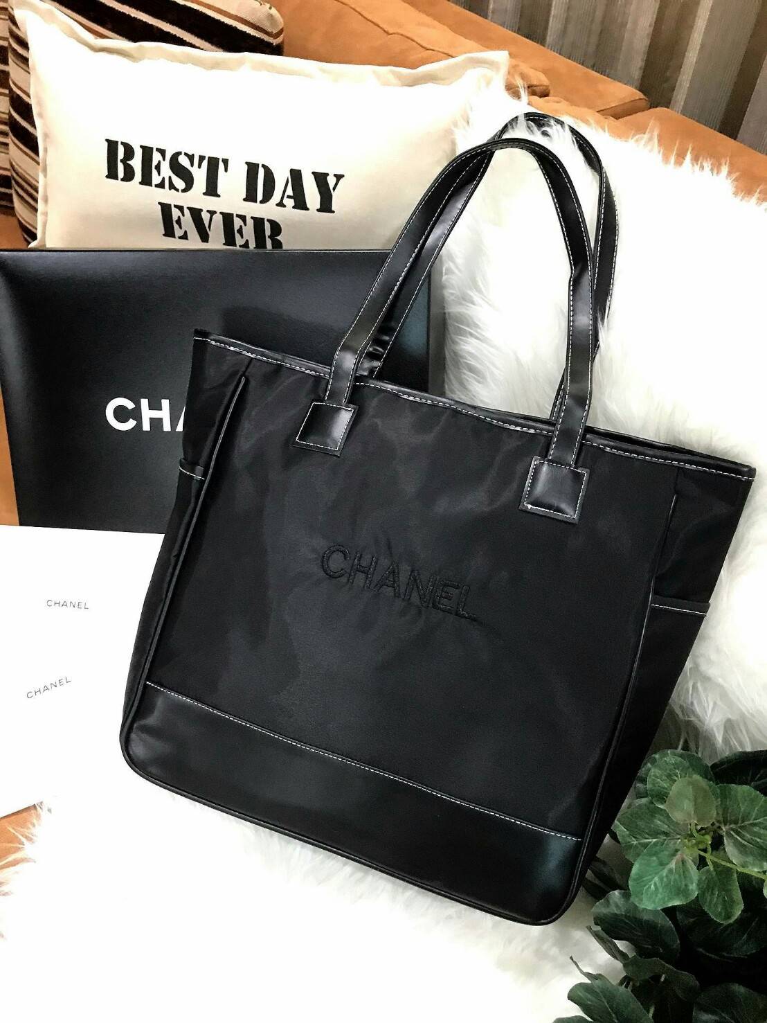 NEW! Chanel Shopping Bag with Ribbin พรีเมี่ยมกิ้ฟของแท้จาก Chanel Cosmetic Counter วัสดุ Polyester & Nylon เนื้อหนาตัดหนังเรียบสีดำเพิ่มความแข็งแรงอยู่ทรง เปิดปิดด้วยซิปสะดวกใช้ น้ำหนักเบา จุสุดๆค่ะ ภายในมีช่องซิปและช่องใส่ของหลายช่อง ใส่เอกสาร A4 หนังสื