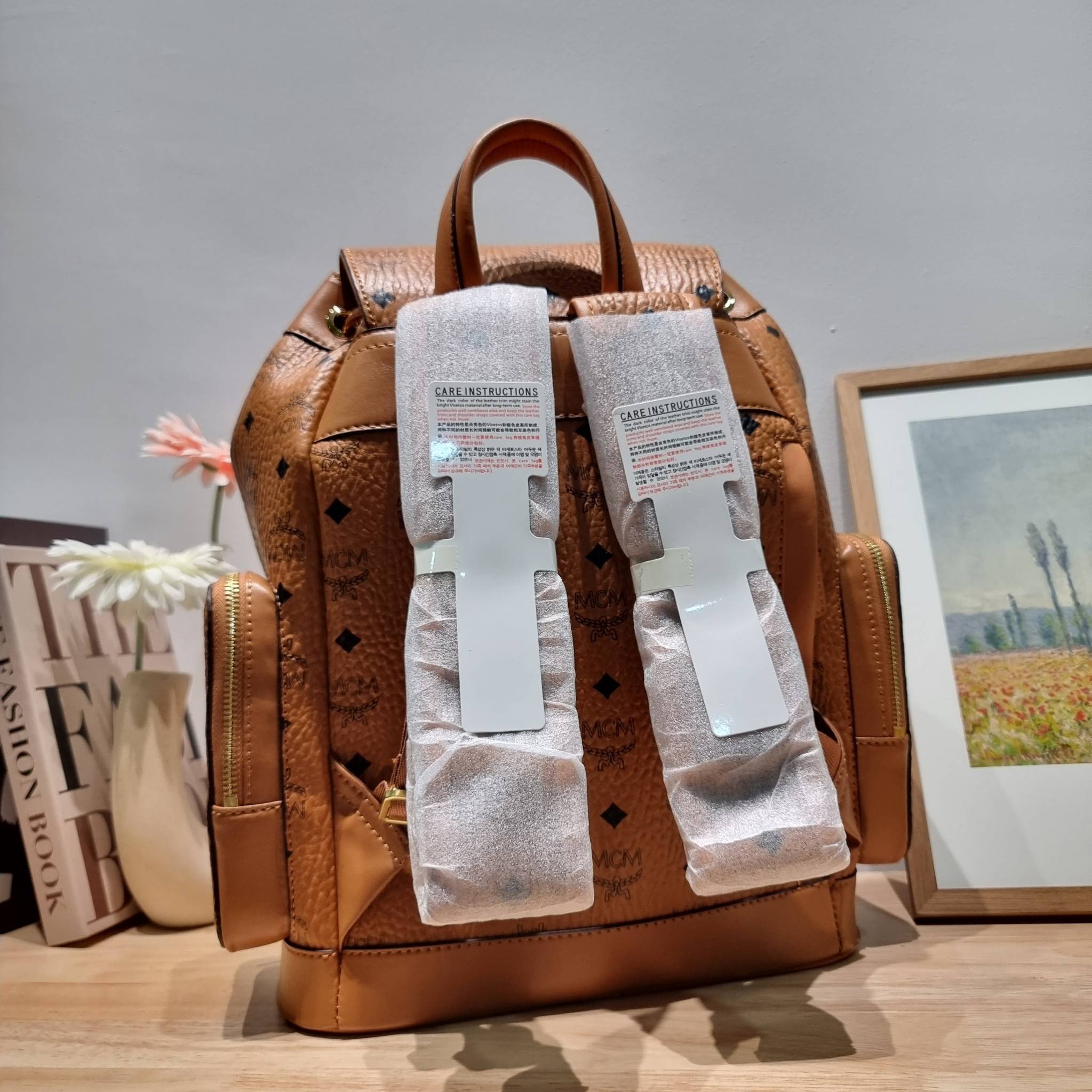 M.C.M SMALL BRANDENBURG BACKPACK IN VISETOS อีกหนึ่งไอเท็ม เอาใจสายเที่ยวแบบจัดหนัก ไม่รู้จะมีใบไหนคุ้มได้มากกว่านี้อีกแล้ว กระเป๋าเป้ใบใหญ่กำลังดี ดีไซน์ไม่ซ้ำใคร ฟังก์ชั่นการใช้งานตอบโจทย์หลายๆคนแน่นอน