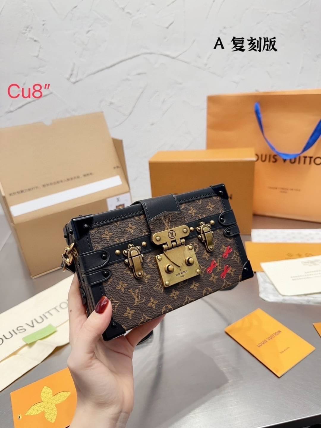 LV Petite Malle Monogram Canvas Bag กระเป๋าทรงกล่องสุดไอคอนนิค สวยมีเสน่ห์ ถือเป็นคลัชเก๋ๆ หรือสะพายข้างชิคๆ พร้อมตอบรับได้ทุกลุค ทุกสไตล์ไปเลยจ้า