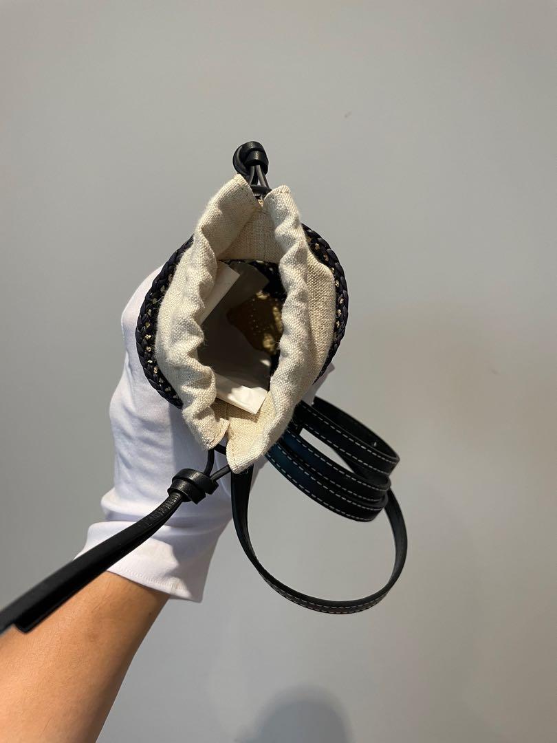 LOEWE Cylinder Pocket in iraca palm and calfskin กระเป๋าสาน สไตล์มินิมอล ไซส์มินิตะมุตะมิ น่ารักไม่ไหว แล้วคือดีต่อใจ แมทช์ง่ายใช้ได้กับทุกลุคค่ะบอกเลย