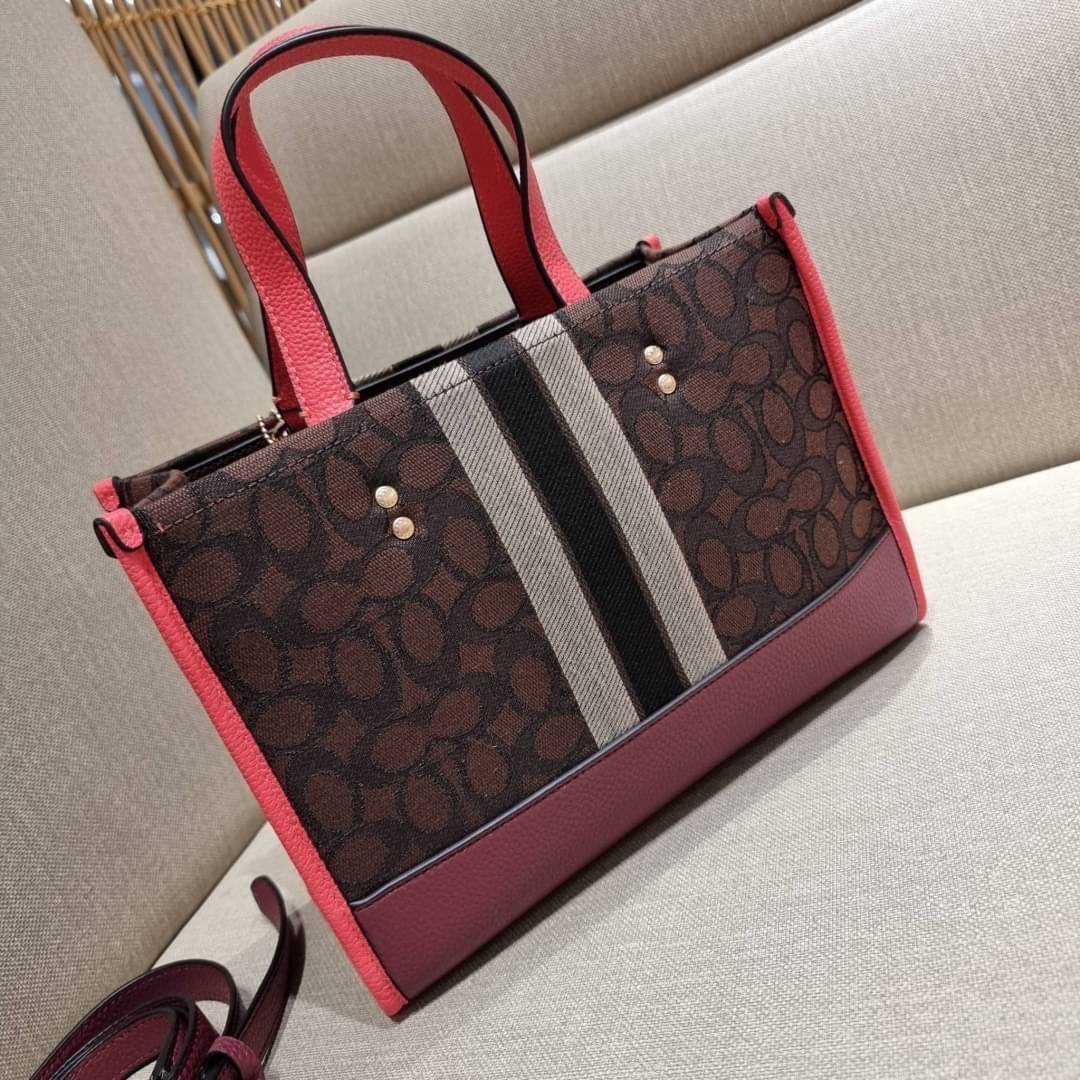 ใบใหญ่ COACH 4113 DEMPSEY CARRYALL IN SIGNATURE JACQUARD WITH STRIPE AND COACH PATCH ใบใหญ่ จุใจ คอลเลคชั่นใหม่ สีที่สาวๆรอคอย สวยคม ละมุนและมีความหรูในตัว กับกระเป๋าทรงโท้ท ไซส์ใหญ่ที่สามารถจุของได้แบบไม่ต้องกังวล ฟังก์ชั่นการใช้งานสะดวกที่สุด มีทั้งสายค