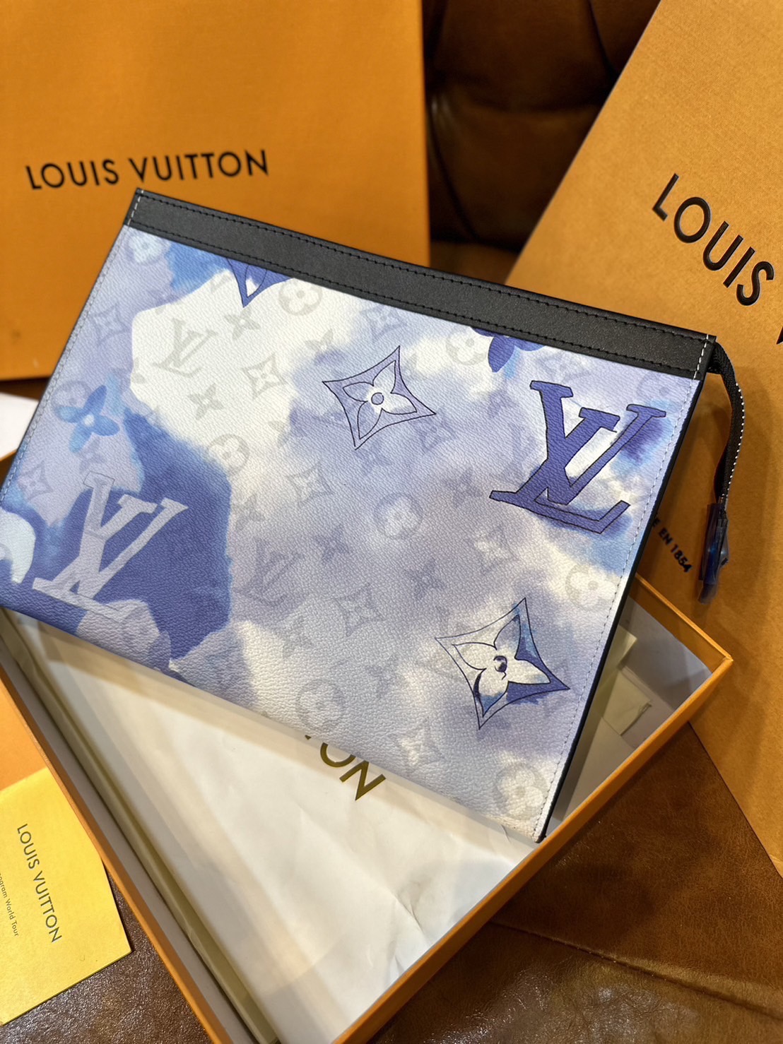พร้อมส่ง 15 แบบ LV Pochette Voyage MM / LV Clutch กระเป๋าถือทรงคลัช ทรงพอช เกรดออริ สลับแท้ 1:1 ใช้ต่างประเทศได้ ใช้ได้ทั้งชายหญิง