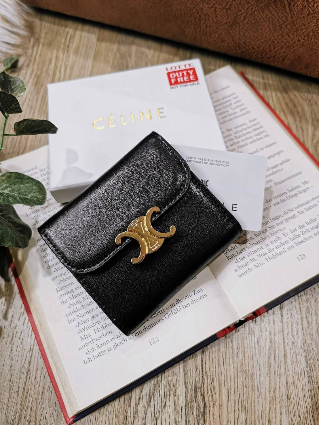 พรีเมี่ยมกิ๊ฟแท้ 100% 】CELINE SHORT WALLET VIP GIFT WITH PURCHASE (GWP) พรีเมี่ยมกิ๊ฟ Limited จาก CELINE HAUTE PARFUME DUTYFREE COUNTER หนังเรียบสวยอยู่ทรงมีโลโก้ด้านหน้าเปิดปิดด้วยฝาพับกระดุม