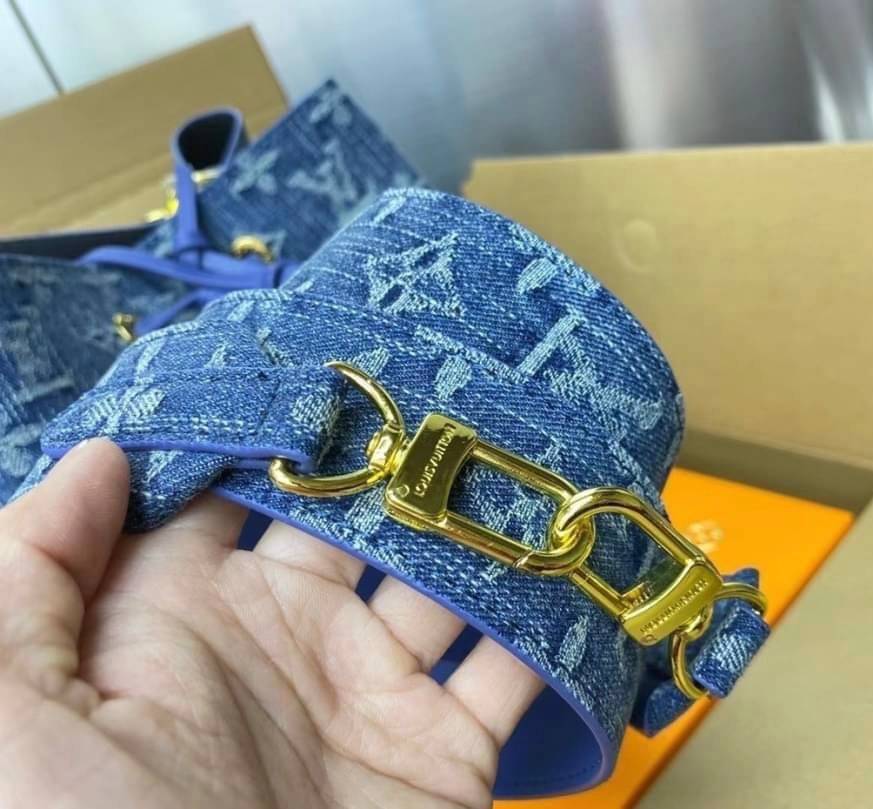 Louis Vuitton Blue Monogram / LV Denim Bucket Bag กระเป๋าทรงบัคเก็ต แบบมีหูรูดทำมาจากหนังแคนวาสโมโนแกรม ที่มีขอบหนังตัดกัน ที่จับหนังที่พกพาสะดวก พร้อมสายสะพาย 2 เส้น สายสปอร์ต และสายหนัง พร้อมส่งที่ไทย