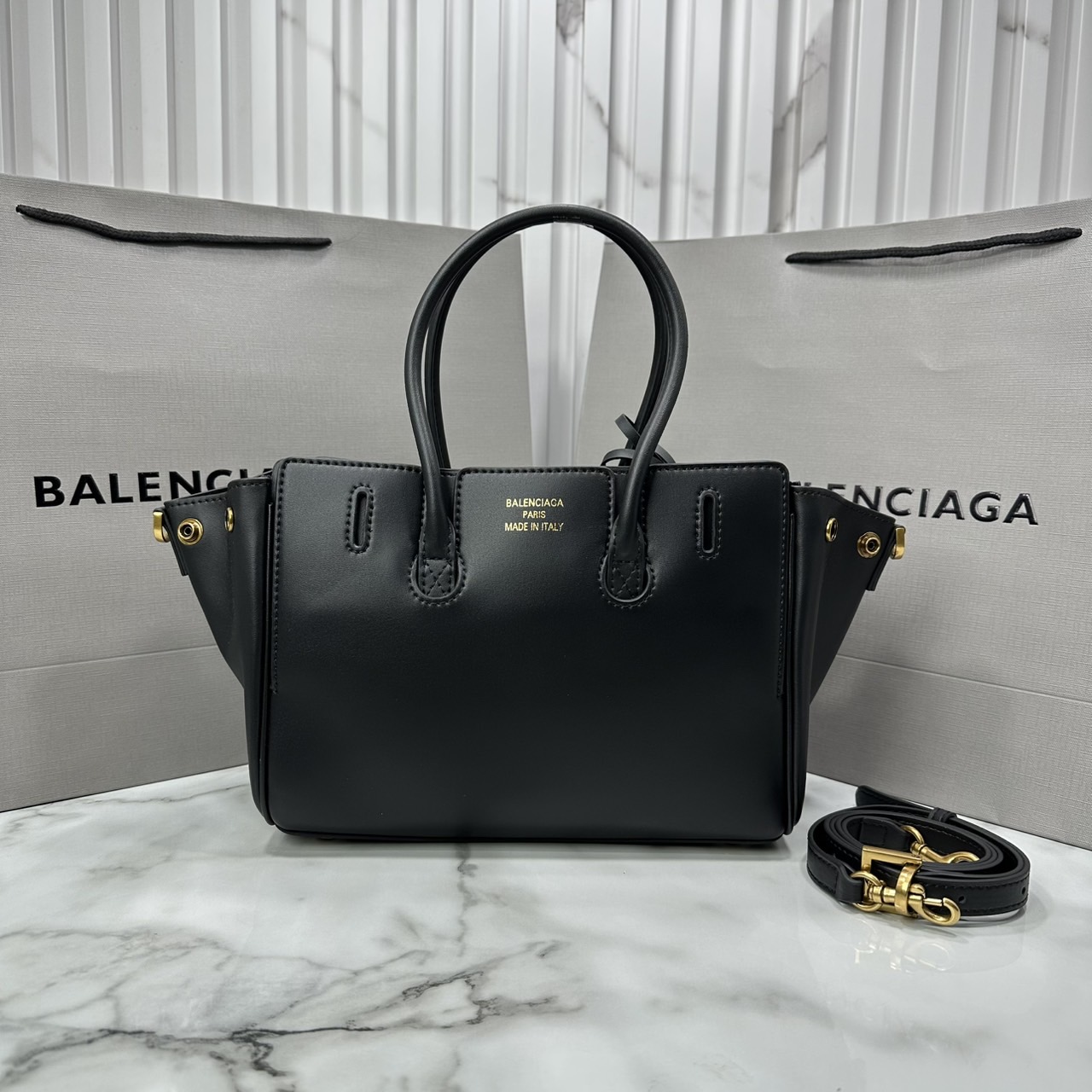 ORI หนังแท้ | Balenciaga Bel Air Carry All Bag Mini in Black smooth leather, aged-gold hardware ที่สุดของไฮแฟชั่น ดีไซน์เหนือกาลเวลาสุดไอคอนิค ต้องยกให้แบรนด์นี้เลยค่ะ กระเป๋าสะพายดีไซน์สวย!! หรู!! เลิศ!! ไม่ซ้ำใคร