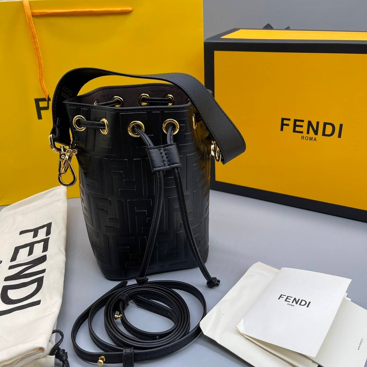 หนังแท้ FENDI MON TRESOR BUCKET BAG พร้อมส่งที่ไทย ภาพสินค้าถ่ายจากงานขายจริง ใช้งานต่างประเทศได้ค่ะ