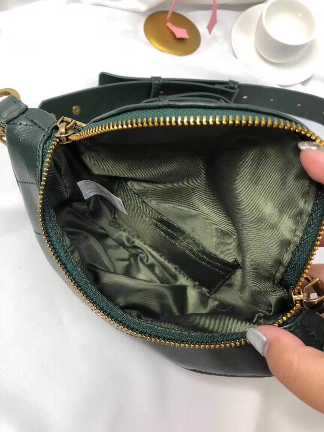 CHARLES & KEITH WRINKLED EFFECT RING ZIP TASSEL CROSSBODY BAG กระเป๋าสะพาย/คาดเอว/คาดอกรุ่นใหม่ล่าสุด เปิด-ปิดด้วยซิป ภายในโล่งกว้างมีช่องเล็กใส่บัตร จุของได้เยอะดีไซต์เก๋ไม่ซ้ำใคร สามารถสะพายได้หลายแบบไม่จำเจ ราคาสุดคุ้มห้ามพลาดค่ะ