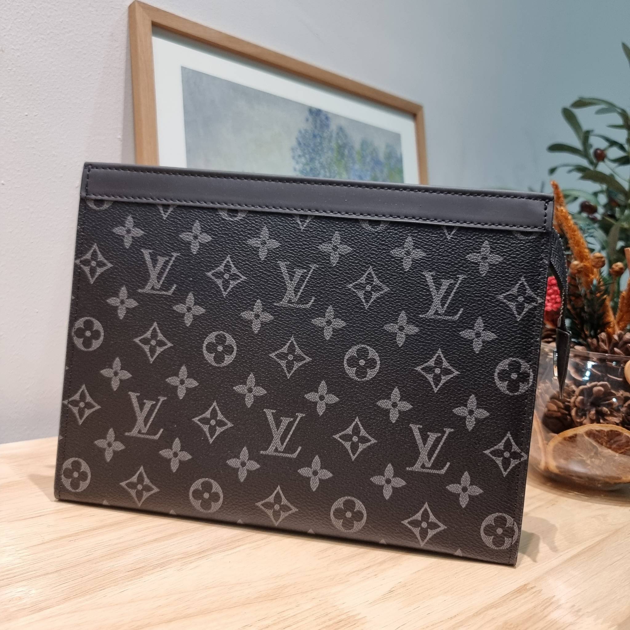 LV POCHETTE VOYAGE SET BAG / LV gift box สุดยอดไอเท็มใน box set ที่เหมาะแก่การเก็บสะสม หรือจะส่งให้เป็นของขวัญในช่วงปีใหม่ก็ดีงามที่สุด จัดให้ทั้งกระเป๋าคลัทช์สีคลาสสิค กระเป๋าเก็บกุญแจ ที่จัดสรรให้พกพาได้ง่ายไม่เกะกะ และเข็มขัดเข้าเซ็ทคุมโทนได้ดีเยี่ยม แ