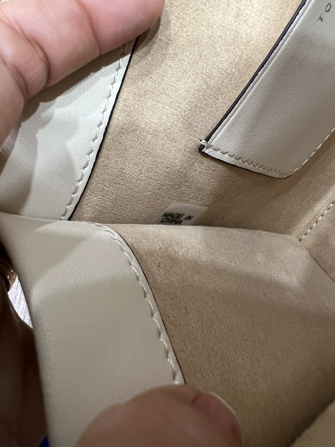 Tory Burch Mini T Monogram Square Tote / TORY BURCH Shopper Tote Bag 19cm ใบเล็ก กระเป๋าทรงโท้ท รุ่นใหม่ Square Tote ตกแต่งขอบด้วยหนังหรู มาพร้อมช่องเก็บของที่จุของได้มากมาย และสายจับกระเป๋าที่สามารถสะพายขึ้นไหล่ เหมาะสำหรับการใช้งานหลากหลายรูปแบบ รังสรรค