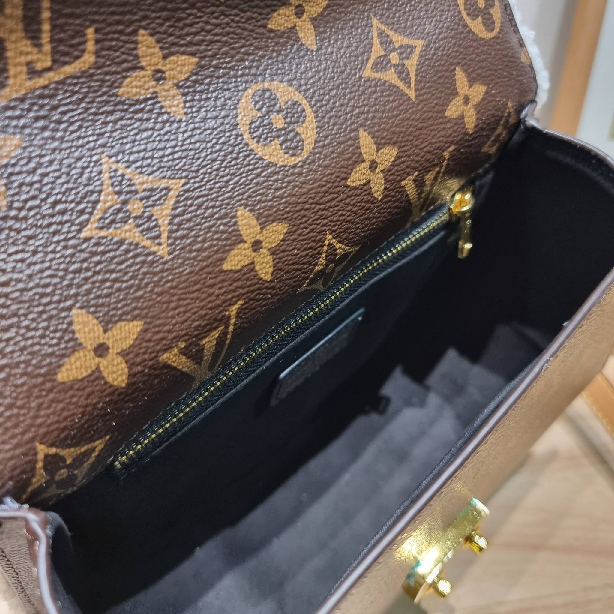 LV EDEN FLEECE bag / LV CROSSBODY HAND BAG กระเป๋าสะพายดีไซน์ใหม่ แรร์ไอเท็มที่สาวๆต้องมี! ดีไซน์ตกแต่งขนฟูนุ่ม วัสดุหนังแคนวาส เปิด-ปิดกระเป๋าด้วยอะไหล่กดล็อค ภายในเป็นช่องโล่ง มีช่องซิปแยก มีหูจับในตัวและสายครอสบอดี้มาให้ ใช้งานง่าย เหมาะกับทุกสไตล์การแ