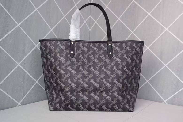COACH 91107 REVERSIBLE CITY TOTE WITH HORSE AND CARRIAGE PRINT ใช้ได้ 2 ด้าน 🔺ทรง Tote รุ่นแนะนำค่ะ!! วัสดุ pvc อย่างดี นิ่มยวบตัวสวย ลายรถม้าทั้งใบค่ะ (ในไทยหายากค่ะลายนี้) 📌สามารถใช้ได้ทั้งด้านในและด้านนอกนะคะ สวยทั้ง2ด้านเลยทีเดียว เป็น