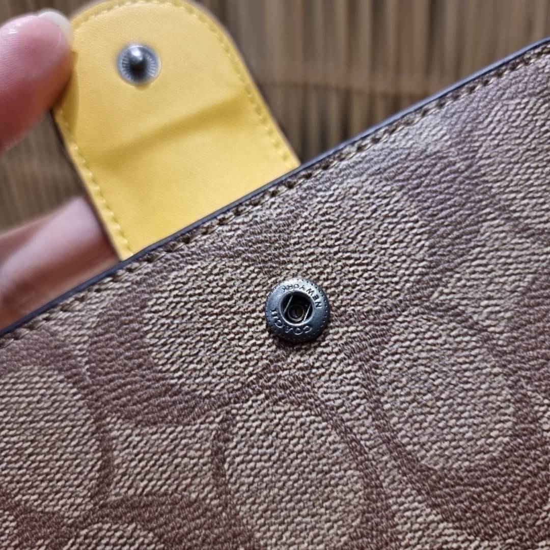 COACH C0082 MEDIUM CORNER ZIP WALLET IN SIGNATURE CANVAS ฉุดยังไงก็ไม่อยู่กับความปังของรุ่นนี้ ดีไซน์ใหม่สวยซ่อนหรู กระเป๋าสตางค์ใบกลาง 👛 เป็นไอเท็มสุดฮิต ที่ไม่ควรพลาด พกพาสะดวก ขนาดกำลังเหมาะมือ วัสดุหนังแคนวาสเคลือบลาย ภายในมีช่องใส่บัตร ใส่ธนบ