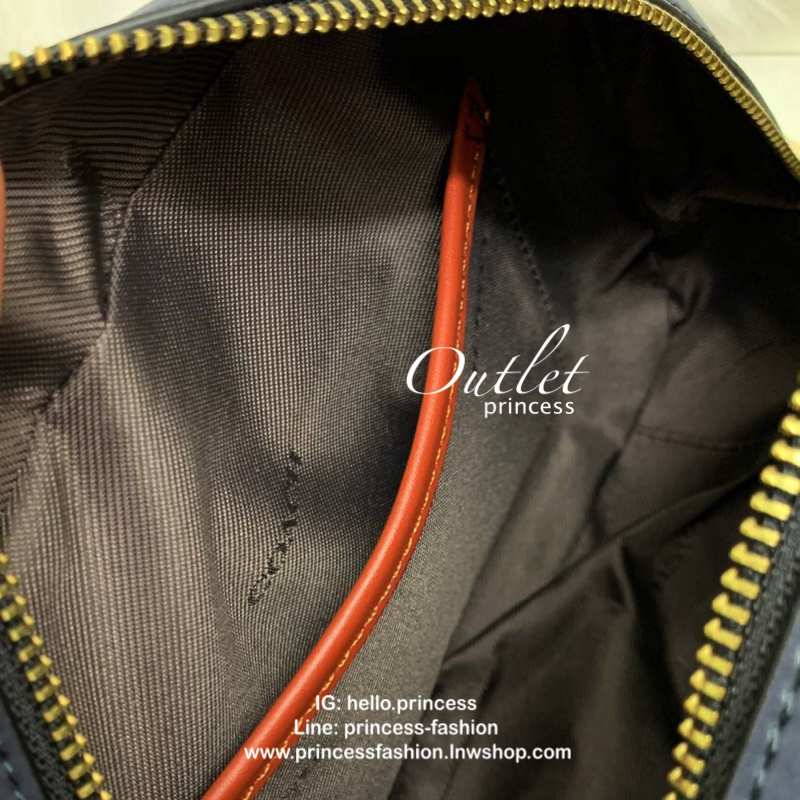 COACH SIGNATURE CROSSBODY BOX BAG ((F31208)) 🔺สินค้าขายดี กระเป๋าสะพายวัสดุหนังแท้ จาก coach factory outlet หนังนิ่ม ทรงสวย ตัวกระเป๋าลายแบรนด์ ตัดขอบหนังเรียบได้สวยงามค่ะ ด้านหน้า-หลัง มีช่องสำหรับใส่ของ เปิดปิดกระเป๋าแบบซิป ที่จับเป็นพวงหนังอะไห