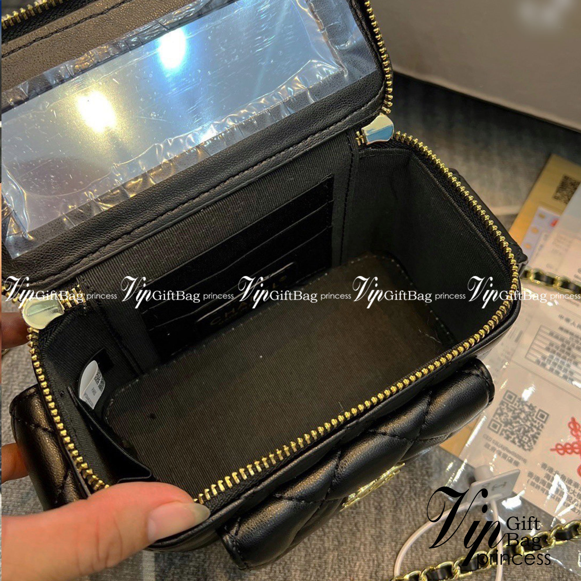 CHANEL vanity with chain top handle Lambskin & Gold-Tone Metal กระเป๋าทรงกล่องน่ารัก คิ้วๆ vanity งานจริงสวยมากๆ มาพร้อมอุปกรณ์ครบชุด พร้อมส่งที่ไทย ภาพถ่ายจากงานขายจริง ใช้งานต่างประเทศได้