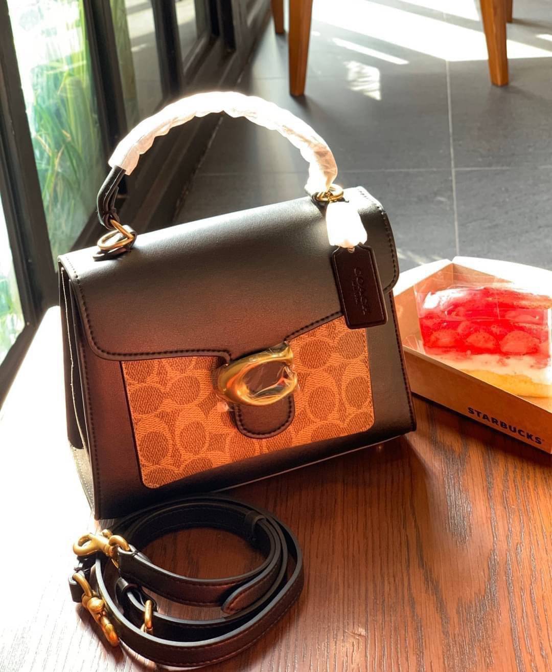 OUTLET 】COACH TABBY TOP HANDLE 20 LEATHER BAG หรูหรามากๆค่ะ สินค้าแนะนำ!! กระเป๋าถือ//สะพายข้างได้ วัสดุหนังแท้อย่างดี หนึ่งใบทำหนัง2แบบได้อย่างลงตัว สวยงาม มีอะไหล่ตัวC ใหญ่ด้านหน้าโดดเด่นหรูมากๆค่ะ 🔺เปิดปิดแบบกดล็อค ภายในมี2ช่องสำหรับใส่ของ สามา