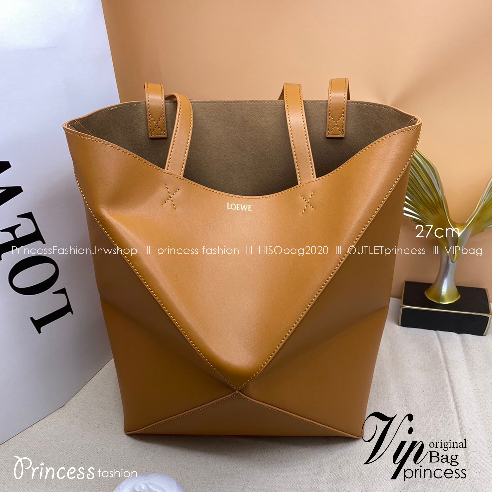 LOEWE Puzzle Fold Tote in shiny calfskin / LOEWE TOTE BAG 27cm พร้อมส่ง กระเป๋าทรงโท้ทใบใหญ่ ใช้งานง่ายเรียบหรู จุของได้เยอะ หนังเรียบสวยอยู่ทรงมาพร้อมสายสะพายยาวถอดได้ พับเก็บได้เป็นเอกลักษณ์