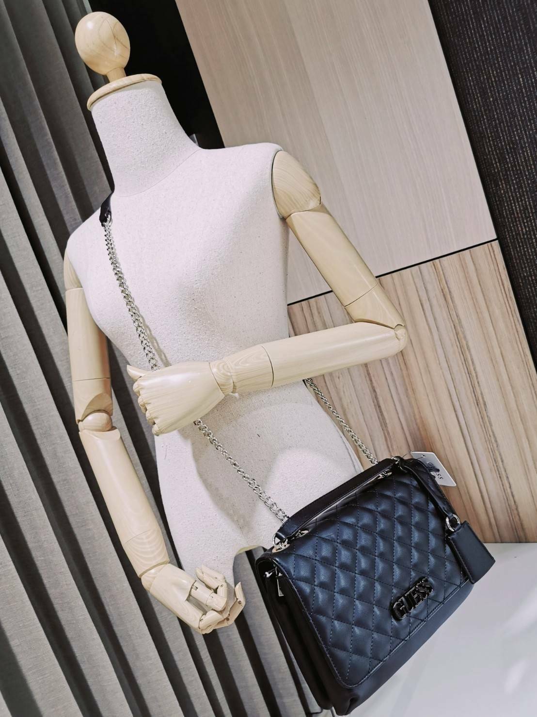 GUESS CROSSBODY BAG กระเป๋าสะพายรุ่นใหม่ล่าสุดทรงเหลี่ยมหนังนิ่มสวยเดินเส้นลายตารางอยู่ทรงด้านหน้าประดับโลโก้ GUESS สวยดูมีเปิดปิดด้วยฝาปิด ภายในมีช่องแบ่งสองช่องเป็นสัดส่วนใส่กระเป๋าสตางค์ใบยาว มือถือ ของจุกจิกได้เยอะ พร้อมสายสะพายโซ่ต่อหนังจะเลื่อนใช้สา