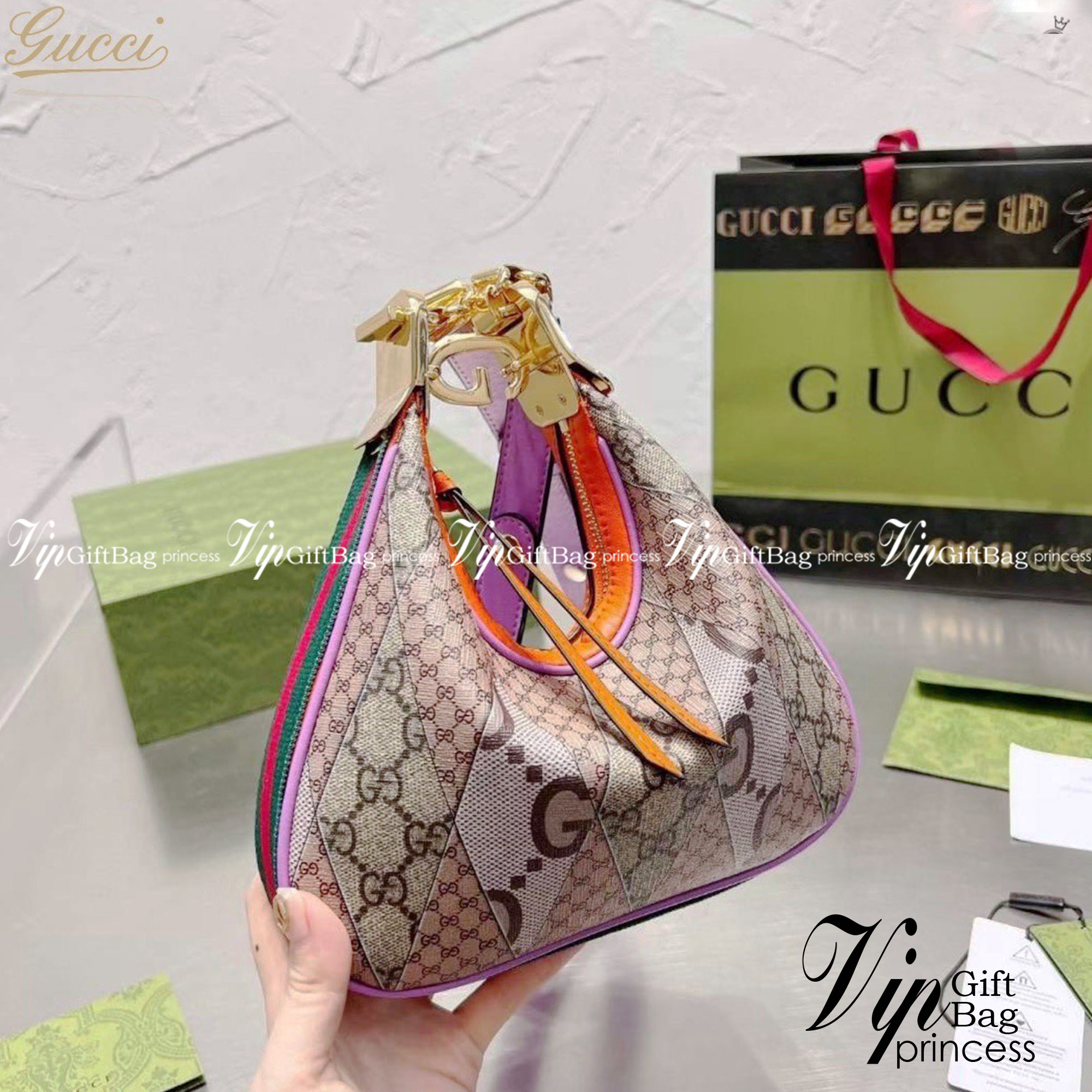 Gucci Attache shoulder bag มาใหม่ชนช้อป สวยหรู หรูหราเหนือกาลเวลาในคอลเล็กชั่น Gucci Love Parade ใบนี้ดารา เซเลป เลือกถือคือเริ่ดมาก จะลุคคูลๆเท่ๆหรือสวยหรูดูแพงก็ได้หมด แมทง่ายใช้ได้ Everyday Look ราคาสุดคุ้มเลยค่า