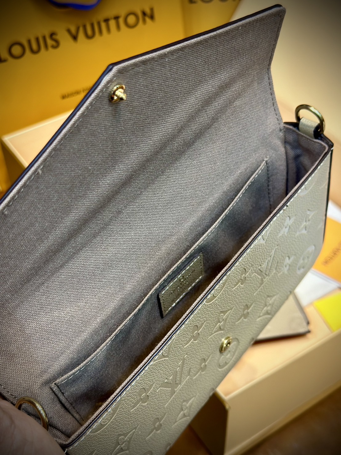 LV Felicie Pochette Monogram Empreinte Leather กระเป๋าทรงพอช มัลติฟังชั่น ครบทุกการใช้งาน สวยงามเหนือกาลเวลา มีใบนี้ใบเดียวคุ้มสุดเลยค่ะ