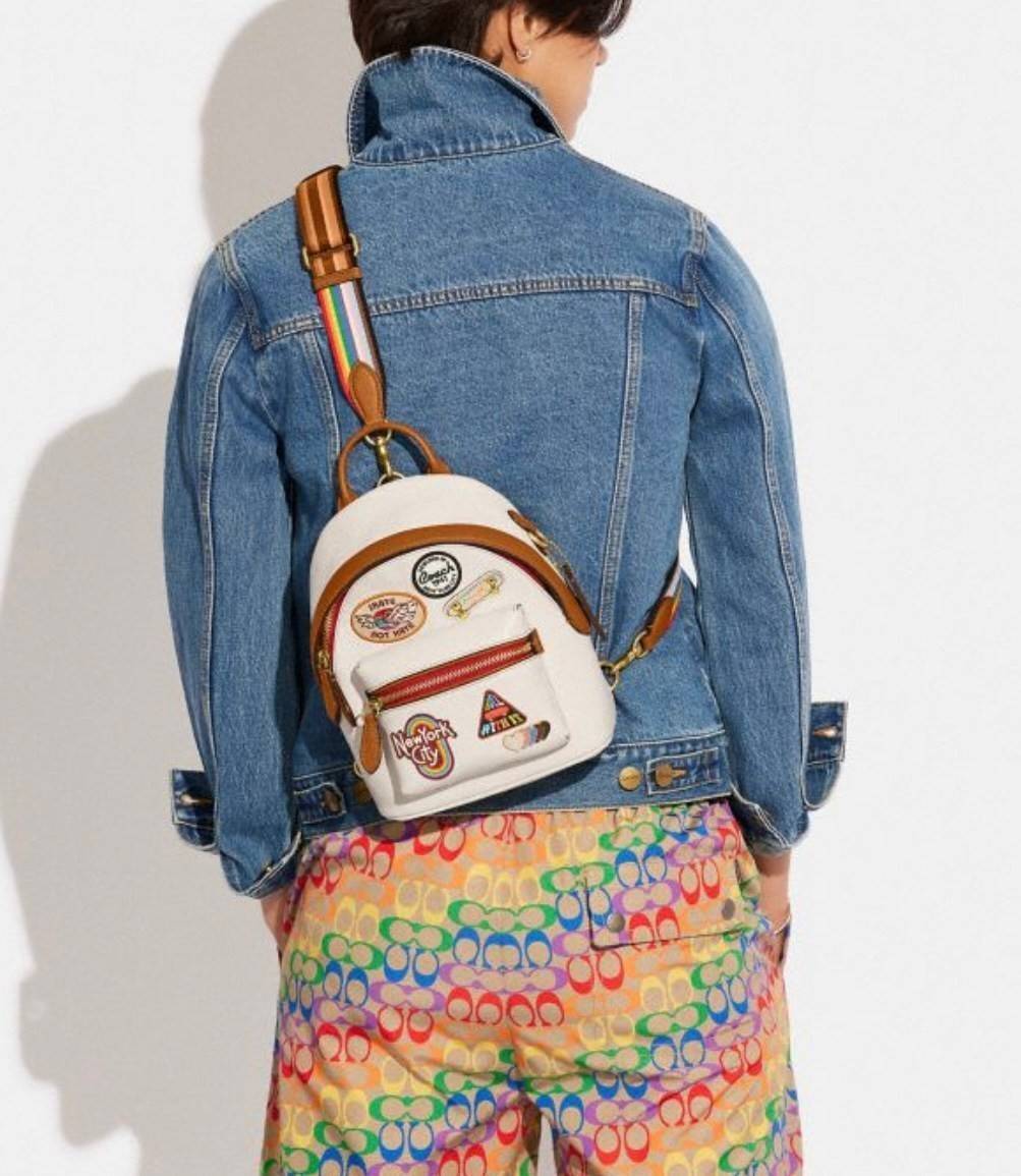 COACH CHARTER BACKPACK WITH PATCHES กระเป๋าเป้สะพายรุ่นนี้เป็นส่วนหนึ่งของ Coach Pride Collection ซึ่งเป็นการเฉลิมฉลองความเสมอภาค ความหลากหลาย และการแสดงออกถึงตัวตนที่แท้จริงภายในชุมชน LGBTQIA+ ในเดือนนี้และทุกเดือน กระเป๋าเป้ใบเล็กใบนี้เป็นรูปทรงย้อนยุคพ