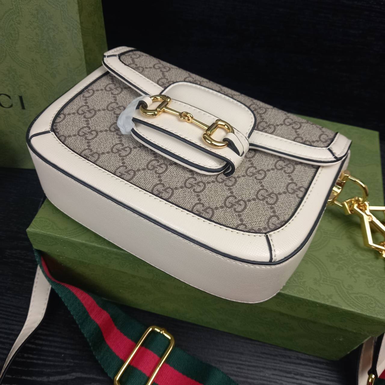 GUCCI HORSEBIT 1955 MINI BAG กระเป๋า crossbody รุ่นฮิต สุดหรูหรา คลาสสิค จุของสำคัญได้เยอะ มาพร้อมสายสะพายยาว 2 เส้น สามารถ ปรับระดับได้ ถอดออกได้ รุ่นนี้ใช้งานดีมาก บอกต่อกันถึงที่สุด ใช้ได้ทุกโอกาส เป็นอีกรุ่นที่โดดเด่นมากๆ