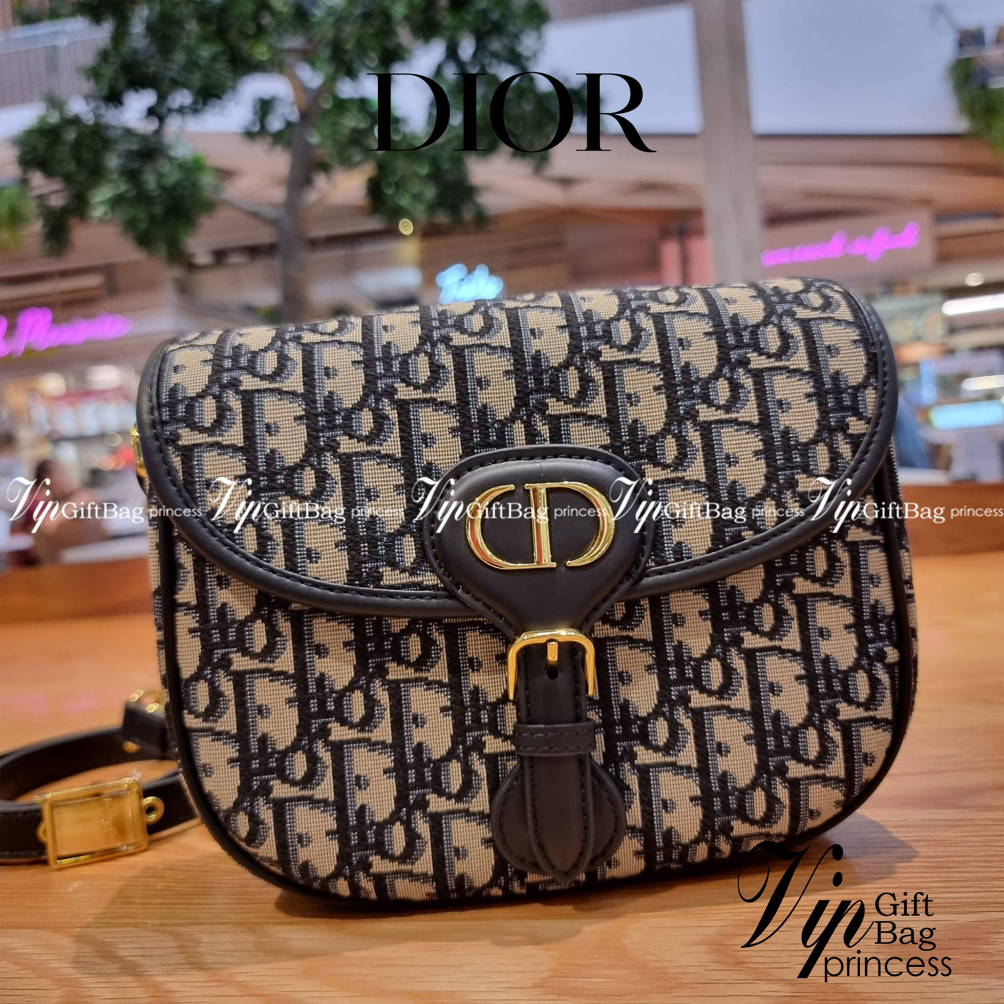 DIOR CD MEDIUM BOBBY BAG กระเป๋าสะพายข้างพรีเมี่ยมกิ๊ฟทรงสวย ดีไซน์ย้อนยุค เป็นเอกลักษณ์ไม่เหมือนใคร เปิด-ปิดด้วยกระดุมแม่เหล็ก ใช้งานง่าย อะไหล่ทองดูหรู ภายในเป็นช่องโล่ง มาพร้อมสายสะพาย crossbody ถอดออกได้ ปรับได้ จะถือเป็นคลัทช์ออกงานก็ได้ สะพายไปทำงาน