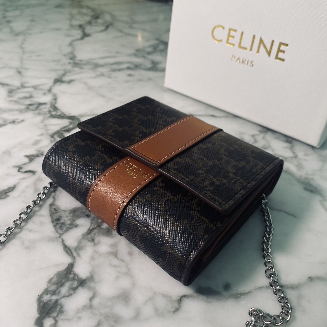 CELINE TRIFOLD WALLET กระเป๋าสตางค์ 3 พับ พร้อมสายสะพายโซ่ crossbody สะพายไหล่ได้ เริ่ดเว่อร์! ไอเท็มสุดฮอต exclusive ดีไซน์สุดคลาสสิค วินเทจ เรียบง่ายแต่หรูหรา