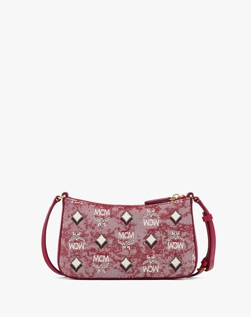 M.C.M MINI SHOULDER BAG IN VINTAGE JACQUARD MONOGRAM คอลเลคชั่นใหม่ล่าสุด โดดเด่นด้วยลายโมโนแกรม ถักทอบนผ้า woven jacquard กระเป๋าสะพายทรงพอชที่ไม่ธรรมดา มาพร้อมสายสะพายในตัว สามารถปรับใช้ได้ 2 แบบ สายยาวสะพายข้าง หรือจะนำสายเส้นกลางออกและปรับใช้สะพายไหล่