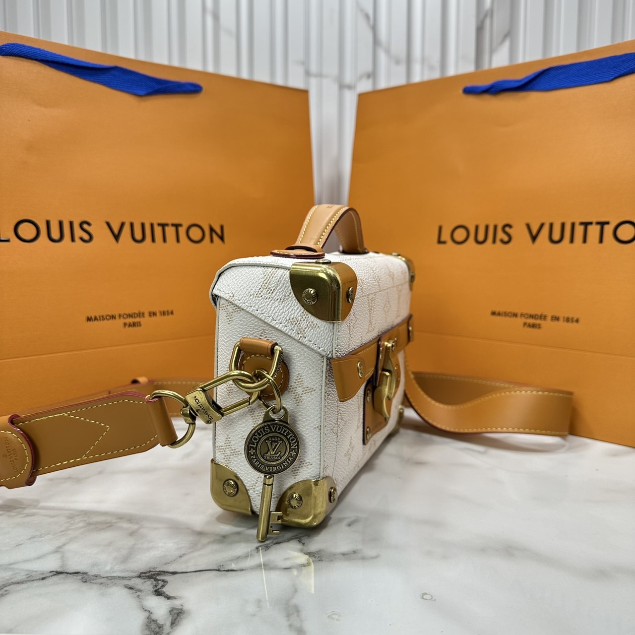 ORI หนังแท้ | LV Soul Trunk Monogram Dust coated canvas Bag กระเป๋าสะพายทรงกล่องโทนสีขาวคลาสสิก รุ่นใหม่สุดไอคอนิก ลายโมโนแกรมสวยงาม สะพายข้างชิคๆ พร้อมตอบรับได้ทุกลุค ทุกสไตล์