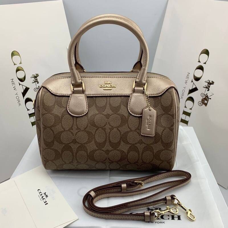 ของแท้ 💯% COACH MINI BENNETT SATCHEL IN SIGNATURE (COACH F36702) IMITATION GOLD สีทองเข้าใหม่ ดูแพงมากสวยหรูมาก สีนี้ในช็อปราคาพุ่งมากนะคะ เรายังขายราคาเดิมเท่าสีอื่น ^^ ควรมีมากๆ ค่า